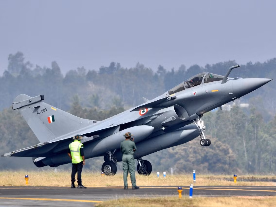 Pháp sẵn sàng cung cấp thêm máy bay chiến đấu Rafale cho Ấn Độ nếu như họ yêu cầu, Bộ trưởng Quốc phòng Pháp Florence Parly cho biết, đồng thời lưu ý rằng việc hai đối tác chiến lược sử dụng cùng một loại máy bay là phản ánh "tài sản và sức mạnh thực sự" trong quan hệ Pháp - Ấn.