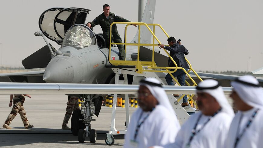 Các cuộc đàm phán về mua máy bay chiến đấu Rafale đang diễn ra giữa UAE và các nhà cung cấp của Pháp kéo dài trong hơn một thập kỷ. Thỏa thuận được ký kết khi Tổng thống Pháp Macron trong ngày đầu tiên của chuyến thăm đến Vùng Vịnh - đã hội đàm với Thái tử Abu Dhabi, Mohammed bin Zayed.