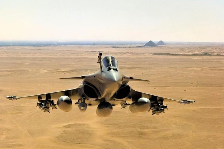 Rafale đã chứng minh được khả năng của mình trong các hoạt động bên ngoài ở nhiều chiến trường khác nhau như Afghanistan, Libya, Mali, Iraq và Syria. Trong số 180 chiếc do Pháp đặt hàng tính đến thời điểm hiện tại, 152 chiếc đã được chuyển giao.