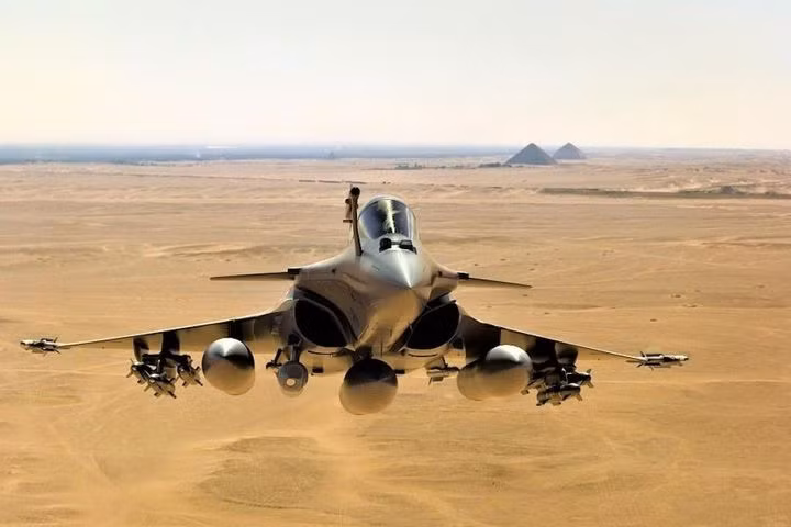 Rafale đã chứng minh được khả năng của mình trong các hoạt động bên ngoài ở nhiều chiến trường khác nhau như Afghanistan, Libya, Mali, Iraq và Syria. Trong số 180 chiếc do Pháp đặt hàng tính đến thời điểm hiện tại, 152 chiếc đã được chuyển giao.