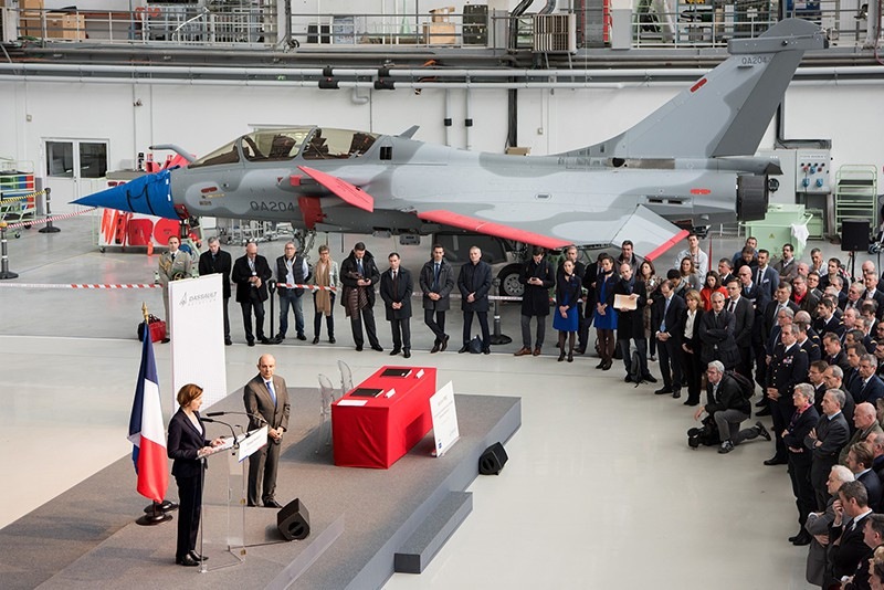 Các máy bay mô hình Rafale F4 vẫn đang trong quá trình phát triển trị giá 2 tỷ euro dự kiến hoàn thành vào năm 2024. Chúng sẽ được chuyển giao cho UAE từ năm 2027. Tập đoàn Dassault Aviation cũng đã bán các máy bay Rafale cho Ấn Độ, Hy Lạp và Croatia.