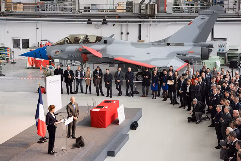 Các máy bay mô hình Rafale F4 vẫn đang trong quá trình phát triển trị giá 2 tỷ euro dự kiến hoàn thành vào năm 2024. Chúng sẽ được chuyển giao cho UAE từ năm 2027. Tập đoàn Dassault Aviation cũng đã bán các máy bay Rafale cho Ấn Độ, Hy Lạp và Croatia.