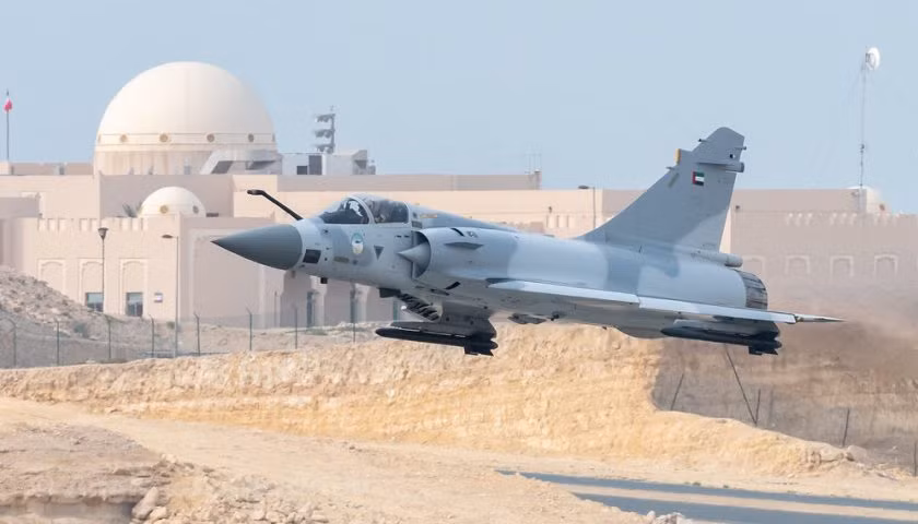 Vào năm 2011, Abu Dhabi đã công khai từ chối đề nghị cung cấp khoảng 60 máy bay phản lực Rafale của Pháp với lý do "máy bay không đủ sức cạnh tranh". Vụ đề nghị đó của Pháp nhằm thay thế 60 máy bay phản lực Mirage 2000-9 mà UAE mua từ Pháp vào năm 1998.