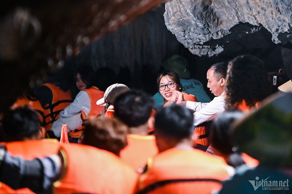 15h30, bên trong khu vực hang Đại tắc nghẽn do thuyền bè không kịp di chuyển. 