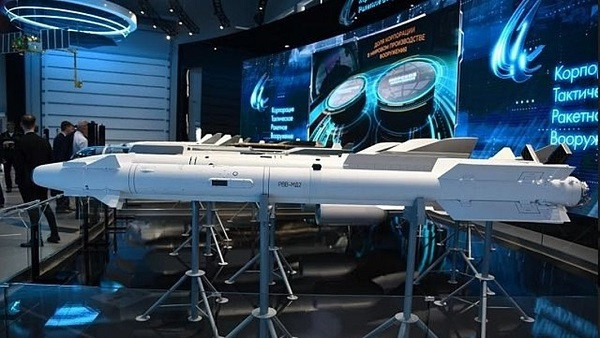 Với tính năng này, RVV-MD2 có thể nhắm mục tiêu theo mọi hướng, bao gồm cả phía sau, nó thậm chí có thể quay ngoắt 180 độ. Tên lửa gắn kết với thiết bị ngắm bắn gắn trên mũ bảo hiểm của phi công, mang lại khả năng tấn công rất linh hoạt. 