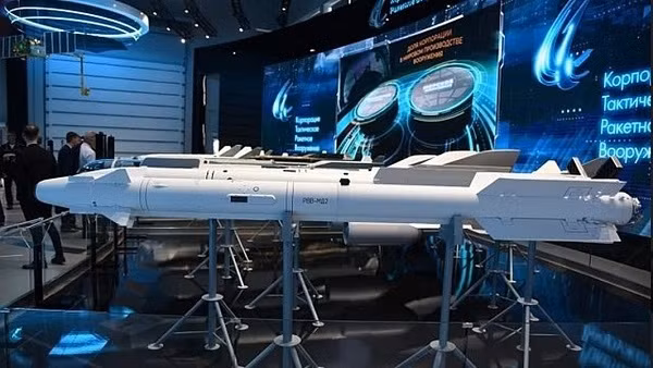 Với tính năng này, RVV-MD2 có thể nhắm mục tiêu theo mọi hướng, bao gồm cả phía sau, nó thậm chí có thể quay ngoắt 180 độ. Tên lửa gắn kết với thiết bị ngắm bắn gắn trên mũ bảo hiểm của phi công, mang lại khả năng tấn công rất linh hoạt. 