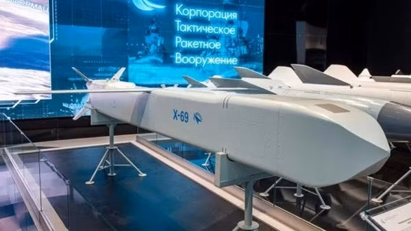 Đối với tên lửa RVV-MD2, nó lần đầu tiên được trưng bày tại Triển lãm Armiya 2023, được thiết kế đặc biệt cho tiêm kích Su-57. Theo phía Nga, loại đạn hàng không này đi trước các đối thủ phương Tây 5 năm.