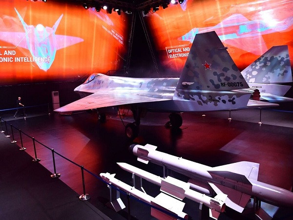 Theo tiết lộ, nhiều đối tác quốc tế rất hào hứng với ý tưởng hợp tác phát triển Checkmate cùng Nga. Các cuộc thảo luận tập trung vào việc kết hợp hệ thống điện tử hàng không và vũ khí tiên tiến. 