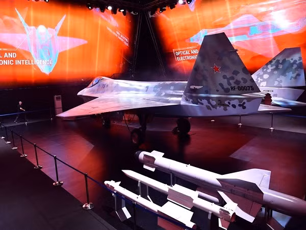 Theo tiết lộ, nhiều đối tác quốc tế rất hào hứng với ý tưởng hợp tác phát triển Checkmate cùng Nga. Các cuộc thảo luận tập trung vào việc kết hợp hệ thống điện tử hàng không và vũ khí tiên tiến. 