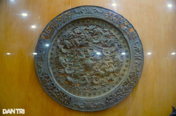 Mâm đồng trang trí họa tiết rồng khắc, đúc nổi vào thế kỷ XIX-XX được sưu tầm, trưng bày tại Thanh Hóa.
