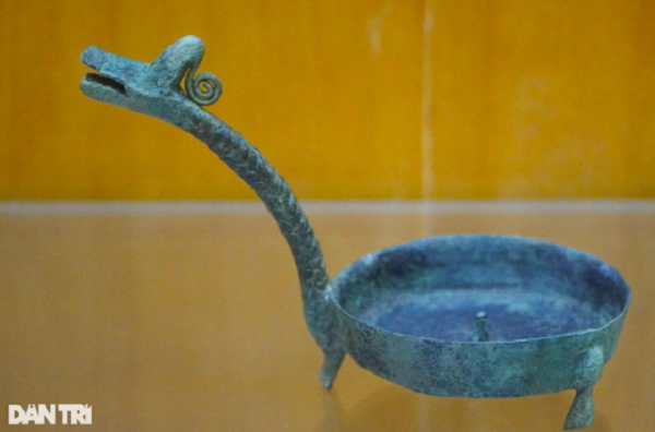 Chiếc đĩa đèn, chất liệu đồng, phần cán trang trí hình đầu rồng, được làm vào thời kỳ văn hóa Đông Sơn cách đây 2.000-2.500 năm. 