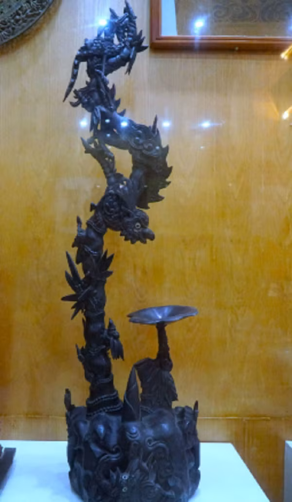 Cây Quán tẩy được làm bằng gỗ, có các họa tiết, hoa văn trang trí hình rồng. Cổ vật này được làm vào thế kỷ XIX-XX. 