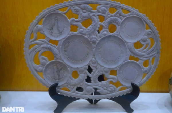 Chiếc khay đá vào thế kỷ XVIII-XIX được trang trí hình rồng. 