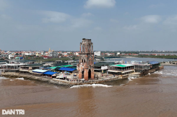 Chiem nguong ve dep nha tho do nam sat bo bien o Nam Dinh