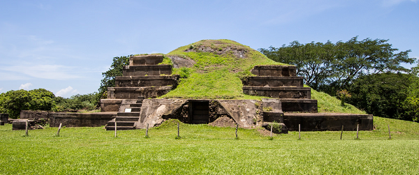 Kim tự tháp Campana cao khoảng 13 m và nằm cách núi lửa 40 km