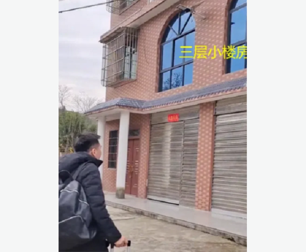 Tro ve que an Tet, nguoi dan ong bat khoc vi me khong con