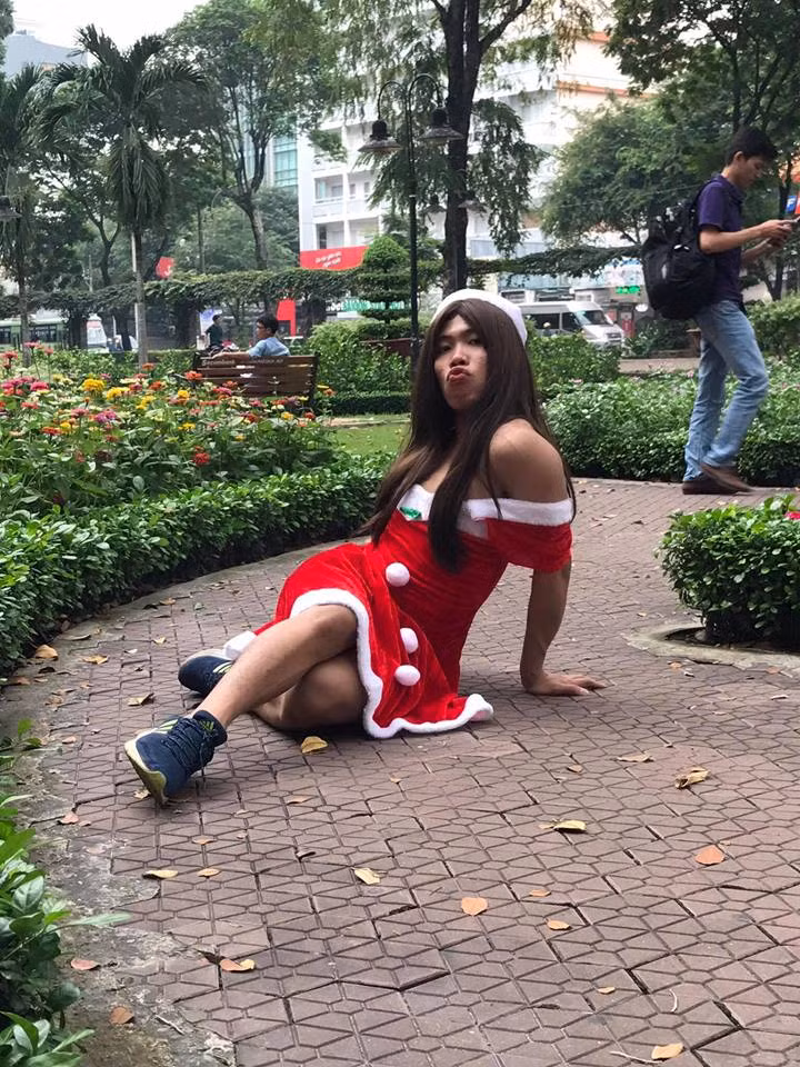 Không thể "nổi tiếng" đúng nghĩa bằng tài năng, những hình ảnh khiến người người phải trầm trồ, Tùng Sơn chọn con đường tự làm xấu để được mọi người chú ý. Càng về những tháng cuối năm 2016, nhân vật này càng ít được nhắc đến, ít xuất hiện trên các trang mạng hơn bởi dường như dân tình đã dần hết sự tò mò, hiếu kỳ, cảm thấy nhàm chán với hình ảnh quái dị của Tùng Sơn. Và như cố gắng để được chú ý trở lại, cố gắng có thêm những lượt like, người theo dõi, Tùng Sơn vẫn cho ra thêm những bộ ảnh, clip, live stream...