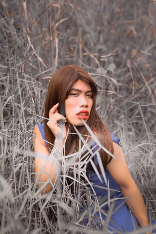 Không chỉ gây khó chịu với những hình ảnh phản cảm, Tùng Sơn hiện còn là một trong số những nhân vật bị ghét nhiều nhất trên mạng Việt sau nhiều lần tung ra những thông tin gây tranh cãi, nhưng sau cùng lại bị phát hiện là "không đúng sự thật". Tùng Sơn từng kêu ca bị ekip gây áp lực, tống tiền; dựng lên mối quan hệ tình cảm rồi chia rẽ với Ngô Huân và cùng ekip tạo ra vụ lùm xùm "ăn trộm iPhone 7 Plus"...