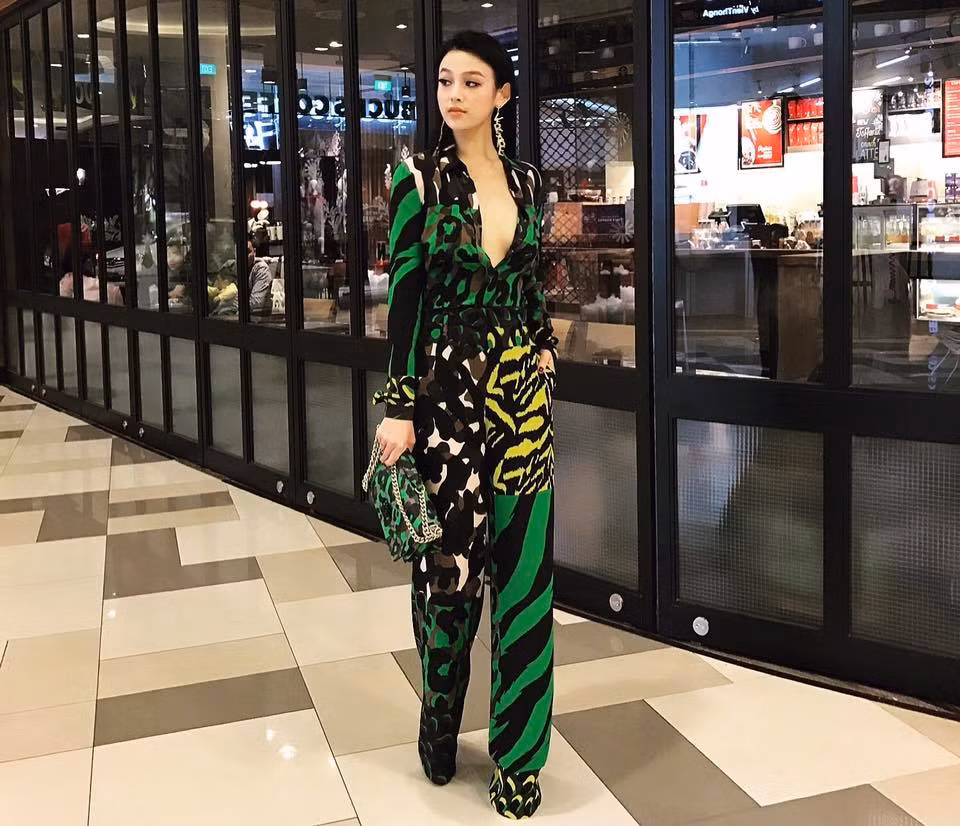 Về phía T.Hương - nữ khách hàng phàn nàn về sản phẩm và phản ứng của Huyền Baby, cô cũng có cách phân trần theo hướng "không có lửa làm sao có khói". T.Hương cho biết bản thân cô là một khách hàng, người từng tin tưởng vào sản phẩm của Huyền Baby nên mới lựa chọn mua và sử dụng, nhưng khi dùng không cảm thấy hiệu quả, thậm chí còn thấy một vài điểm không ổn nên sự phản ánh về chất lượng sản phẩm được xem là điều bình thường với một khách hàng. T. Hương khẳng định sau khi sử dụng kem của Huyền Baby nếu da mặt cô không có vấn đề thì cô đã không phải phàn nàn, lên tiếng. Ảnh trong bài: Facebook nhân vật.