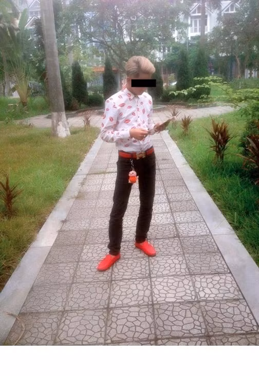 Một số cô gái quen miệng gọi kiểu giày này là "giày búp bê của đàn ông" bởi kiểu dáng khá điệu đà. Thực tế kiểu giày này rất phổ biến từ trước đến nay, tuy nhiên màu sắc đỏ, hồng thì thực sự rất lạ, mới chỉ được nhiều thanh niên Việt sử dụng trong một khoảng thời gian ngắn gần đây. Và do thật sự quá nổi bật, quá kỳ lạ nên phong trào đi giày đỏ này đang bị nhiều người chỉ trích, chê bai hơn là khen ngợi, hưởng ứng.