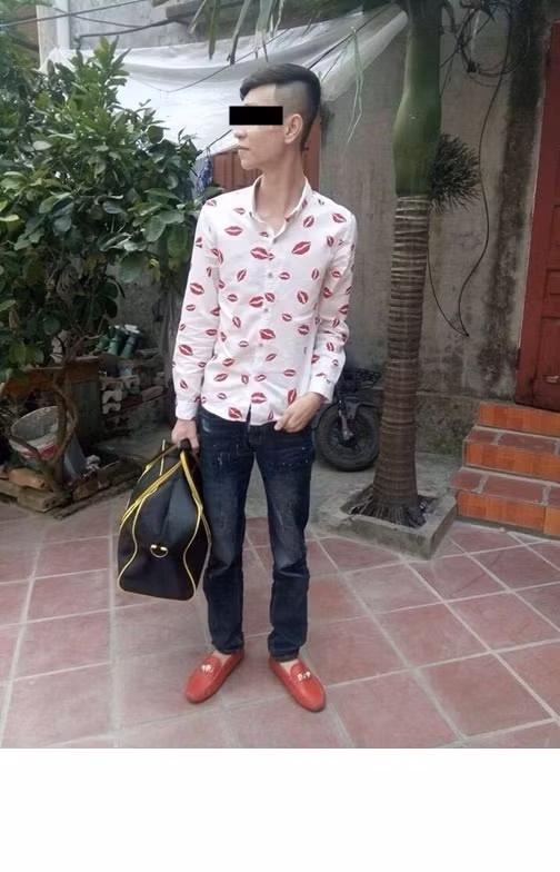 Theo phán đoán của các bạn trẻ dựa vào những bức ảnh lan truyền trên mạng xã hội, bỏ qua các quan điểm về "phân biệt vùng miền" thì dường như "mốt" đi giày đỏ, ăn mặc lòe loẹt, ẻo lả trên thường được các thanh niên ở nhiều vùng địa phương, huyện lị, tỉnh lẻ chạy theo. Bởi đơn giản với một bộ trang phục cùng đôi giày sặc sỡ như thế này diện trên mình, bất cứ nam thanh niên nào xuất hiện trên đường phố ở các thành phố lớn như Hà Nội, TP HCM đều sẽ trở thành nhân vật được người người chú ý, ghi hình, trêu chọc.