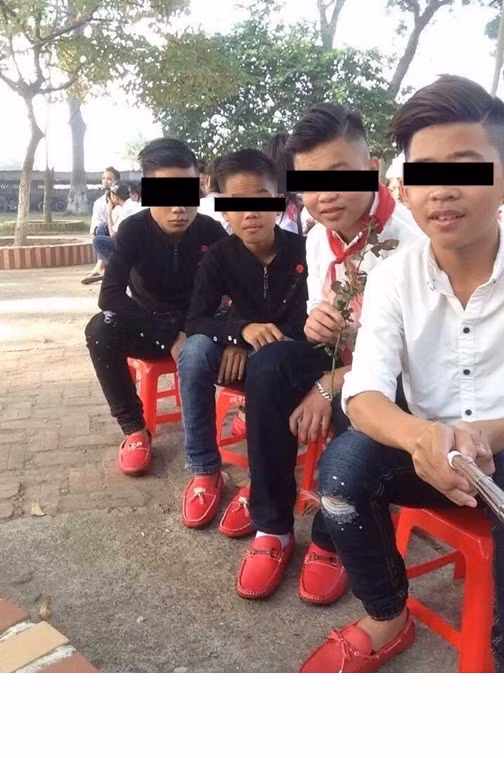 Phong trào đi giày đỏ điệu đà được cho là bắt nguồn từ bức ảnh chụp một nhóm 4 nam thanh niên đi ăn mỳ cay ở Thái Nguyên. 4 chàng trai đều ăn mặc hết sức nổi bật với áo sơ mi trắng, đen in hình hoa, thêu rồng phượng ở ngực, kết hợp với quần jean rách, thắt lưng bản to mặt kim loại lấp lánh và nổi bật hơn cả là đôi giày lười màu đỏ đi dưới chân. Những bức ảnh này đã được dân mạng truyền tay nhau không ngừng trong vài ngày qua và dáng vẻ của các thanh niên cũng bị đem ra làm trò cười của mọi người.