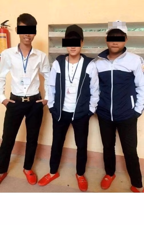 Sau loạt ảnh đó, rất nhiều bức ảnh khác chụp ở nhiều tỉnh thành trên cả nước với sự xuất hiện của các nam thanh niên, nam sinh đều đi giày kiểu giày lười màu đỏ xuất hiện "nhan nhản" trên các fanpage nổi tiếng. Số lượng những bức ảnh kiểu này nhiều đến mức dân mạng đã tin rằng trào lưu nam thanh niên đi giày đỏ, giày hồng ẻo lả đang được ưa chuộng và có sức lan tỏa đến khắp mọi tỉnh thành trên cả nước.