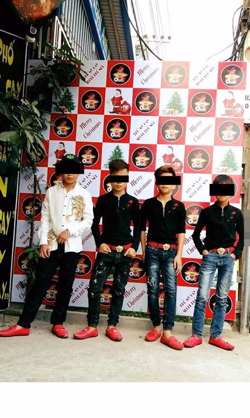 Từng có khá nhiều trào lưu ăn mặc độc, lạ, dị được giới trẻ Việt Nam ưa chuộng, gây sốt trong suốt một khoảng thời gian dài... Tuy nhiên không phải trào lưu nào, "mốt" ăn mặc nào cũng đẹp mắt, dễ xem và hấp dẫn thực sự. Mới đây, cộng đồng mạng Việt lại thi nhau bàn tán về một phong trào mới, một "mốt" ăn mặc mới mà khá nhiều chàng trai trẻ tuổi đang chạy theo... đó là phong trào đi giày đỏ, kết hợp với quần áo "hoa hòe hoa sói".