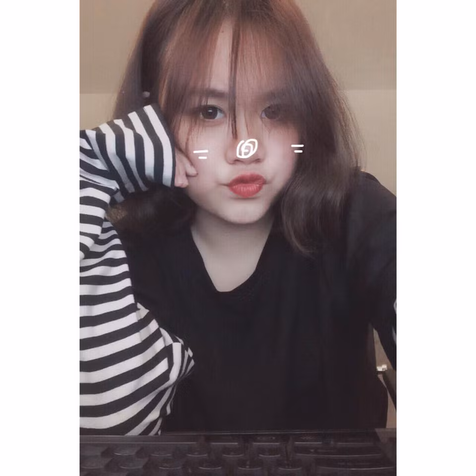 Về phản ứng của dân mạng, họ chia nhau thành 2 thái cực, một phía trêu chọc, chê bài hành động của Hoàng Trang là "quen thói sống ảo", "cứ thấy gương là tạo dáng", phàn nàn cô là học sinh nhưng trang điểm, làm tóc quá cầu kỳ, thiếu phù hợp... Một phía lại tỏ ra thích thú, khen ngợi nữ sinh 9X này có vẻ ngoài và những hành động rất dễ thương.