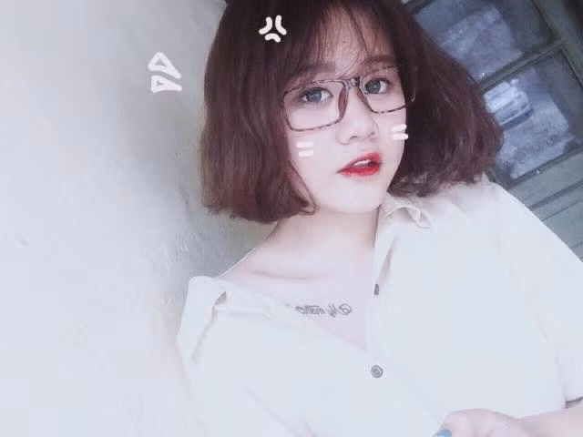 Đoạn clip này nhanh chóng thu hút số lượng lớn người xem, like, bình luận chỉ sau vài giờ chia sẻ. Và nó cũng khiến cô nữ sinh 17,18 tuổi có hành động rất hồn nhiên, vô tư đó vô tình trở thành một nhân vật cực "hot" trên mạng xã hội, được hàng trăm, hàng ngàn người săn lùng thông tin. Và cũng không mất quá nhiều thời gian để dân mạng tìm được những thông tin đầu tiên về danh tính của nữ sinh 9X này.