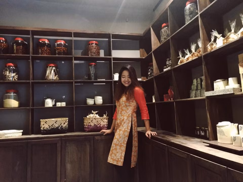 Ngoài ra, thông qua những bài viết, status của bà Thủy cùng Vương Anh trên Facebook, có thể thấy hai mẹ còn thường có lối nói chuyện với nhau rất trẻ trung, "tưng tửng" và hiện đại, dễ khiến cho nhiều bạn trẻ khác phải ghen tị. Trước bài đăng về tiêu chí chọn chồng vừa gây "bão" trên mạng xã hội Việt, cô con gái Vương Anh cho biết không hề cảm thấy áp lực hay phải nghĩ ngợi bất cứ điều gì.