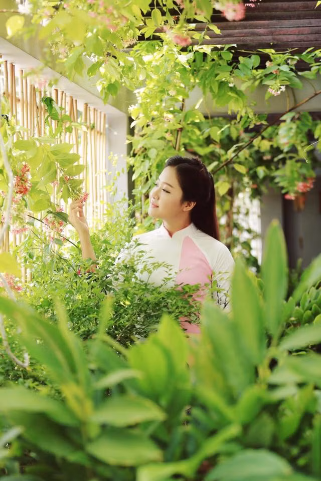 ... Tuy nhiên với nhiều người phụ nữ đã làm mẹ và với cả bản thân Vương Anh, đó vẫn là những lời khuyên, cách chọn chồng có ý nghĩa, giá trị và là hành động dễ hiểu của những người mẹ mong muốn con gái của mình được hạnh phúc thực sự. Bản thân Vương Anh cho biết cô cũng đã học hỏi được rất nhiều điều từ mẹ, mong muốn mình có thể làm được nhiều điều tốt đẹp, gặt hái nhiều thành công trong sự nghiệp như mẹ.