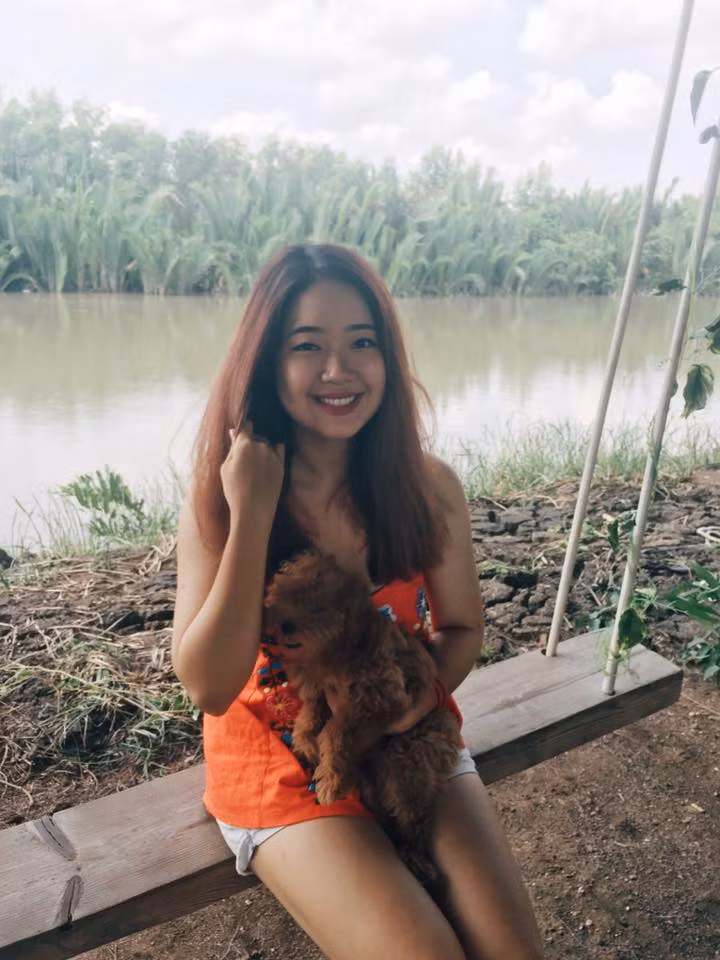 Được biết Vương Anh và mẹ - bà Đoàn Thị Thu Thủy có mối quan hệ rất tốt. Hai mẹ con rất tình cảm, thân thiết và bà Thủy luôn có rất nhiều lời khuyên hữu ích dành cho cô con gái cưng của mình. Trong thời điểm Vương Anh cảm thấy ngành học tại Mỹ không phù hợp với mình, chính bà Thủy đã là người động viên, giúp con gái quyết đoán đưa ra quyết định bỏ ngang để chuyển sang Australia học tập một ngành nghề hoàn toàn khác.