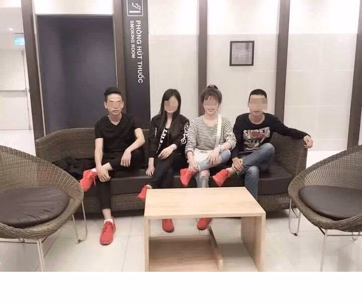 Chính vì thế, bản chất phong trào đi giày đỏ không phải là chỉ toàn tạo ra những hình ảnh xấu. Sự khéo léo, hiểu biết và khả năng phối hợp quần áo, với giày dép của các bạn trẻ sẽ quyết định tất cả. Hãy lựa chọn kiểu giày hợp lý với phong cách của mình, kết hợp với những trang phục, quần áo phù hợp... các bạn trẻ sẽ thu được một kết quả ấn tượng, cải thiện đáng kể vẻ bề ngoài của mình.