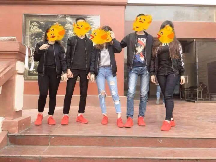 Phong trào đi giày đỏ nở rộ nên thậm chí nhiều nhóm bạn đã quyết định mua một loạt kiểu giày này để mang đồng phục. Kiểu giày lười điệu đà, nữ tính màu đỏ được các chàng trai mang dễ tạo ra sự phản cảm, nhưng những đôi giày thể thao, giày sneaker mang dáng "chất" hơn, được phủ lên một màu đỏ thì lại tạo ra sự cá tính và phong cách cho người mang.