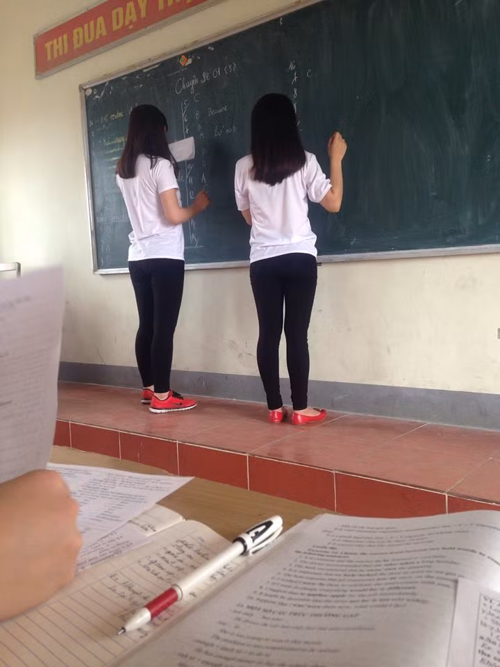 Hình ảnh những đôi giày đỏ xuất hiện trong lớp học, trên bục giảng đã khiến cư dân mạng cảm thấy vô cùng thích thú. Ảnh trong bài: Beat.vn/Góc hài hước.