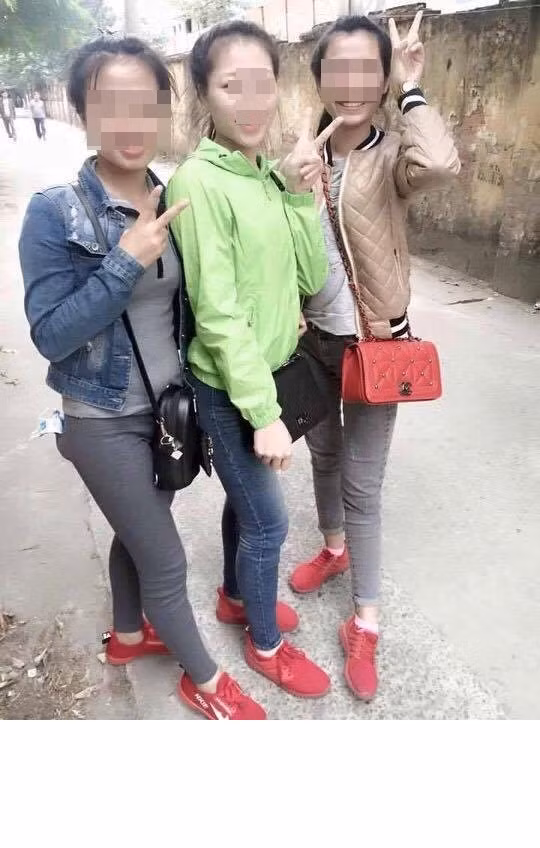 Dù những đôi giày đỏ dáng thể thao này khá đẹp nhưng không phải ai cũng tự tin diện nó bởi chắc chắn nó sẽ tạo ra sự nổi bật cho người mang. Với một bộ phận bản trẻ không yêu thích sắc màu đỏ, họ nhận xét rằng việc đi giày đỏ khá "quê mùa" và "sến". Tuy nhiên với những bạn có kinh nghiệm mix đồ thì chỉ cần một chút sự khéo léo, những đôi giày đỏ hoàn toàn có thể khiến họ có được vẻ ngoài "chất" hơn.