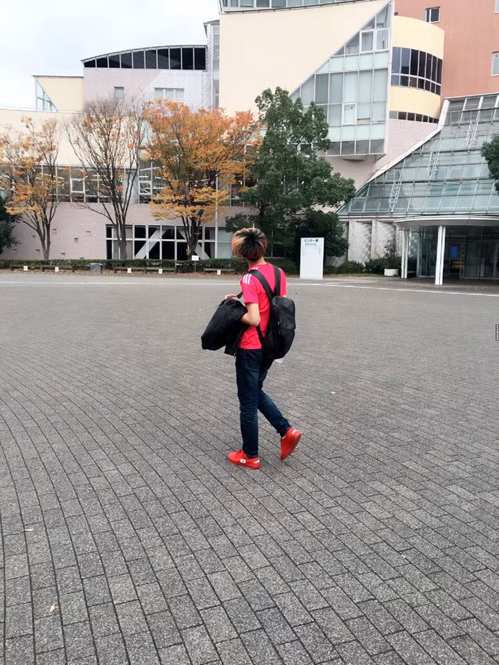 Theo quan sát sau vài ngày, phong trào giày đỏ không chỉ có duy nhất một kiểu giày lười "nhái" các thương hiệu như D&amp;G hay Gucci mà các chàng trai yêu thích... mà nhiều kiểu giày khác như giày thể thao, sneaker màu đỏ cũng được nhiều thanh niên ưa chuộng. Và với sự đa dạng về kiểu dáng, giày đỏ - được cho là "hot trend 2017" đã trở nên bớt nhàm chán, dễ nhìn hơn và cũng mang nhiều tính thời trang hơn.