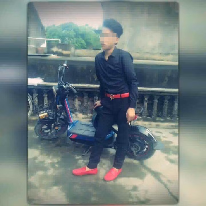 Thời gian gần đây, cộng đồng mạng và giới trẻ Việt xôn xao với một phong trào, "mốt" thời trang mới. Những đôi giày màu đỏ, hồng, có vẻ ngoài rất điệu đà, nữ tính và nổi bật tưởng chừng khá khó mang nhưng nay bất ngờ lại được rất nhiều chàng trai ưa chuộng. Các fanpage nổi tiếng gần đây liên tục đăng hàng trăm bức ảnh những chàng trai trẻ đi giày đỏ nổi bật, kết hợp với kiểu ăn mặc "hoa hòe hoa sói", phần nào chứng tỏ được sức lan tỏa của phong trào này.