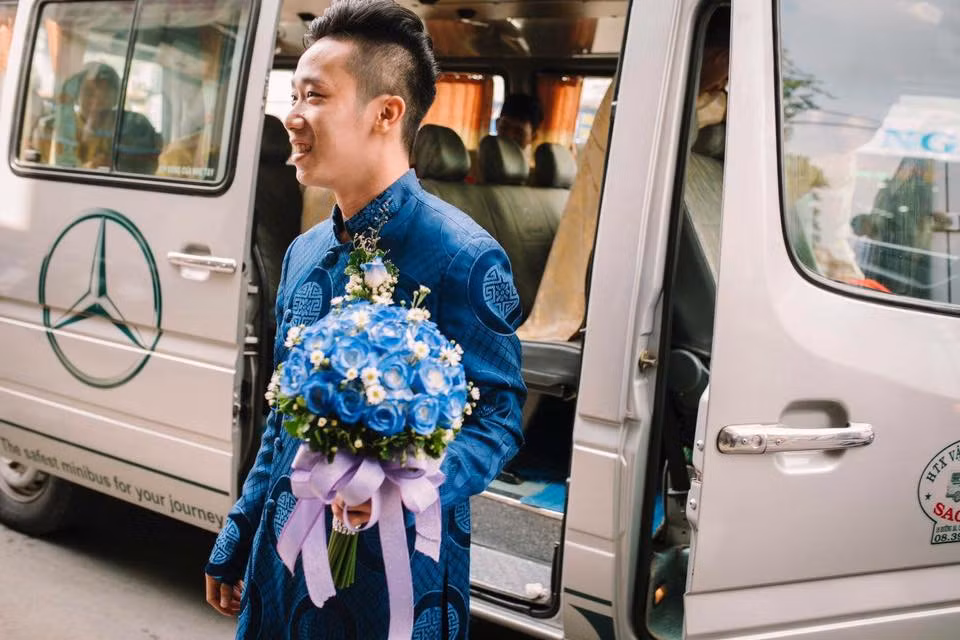 Chú rể Vương Quốc Kiên là một đầu bếp, biker với vẻ ngoài rất lãng tử. Dù không phải vũ công, cũng ít có dịp nhảy múa... nhưng do quá thích thú với ý tưởng cùng với những lời nài nỉ, thuyết phục của cô vợ Thy Trần nên Quốc Kiên đã quyết định cùng tham gia vào màn nhảy đặc sắc trong đám cưới của mình. Dù thỉnh thoảng vẫn có chút bối rối do không có thời gian tập luyện nhiều nhưng Quốc Kiên vẫn trình diễn rất ăn ý với người bạn đời trên sân khấu. Ảnh: SNB Wedding Photography.