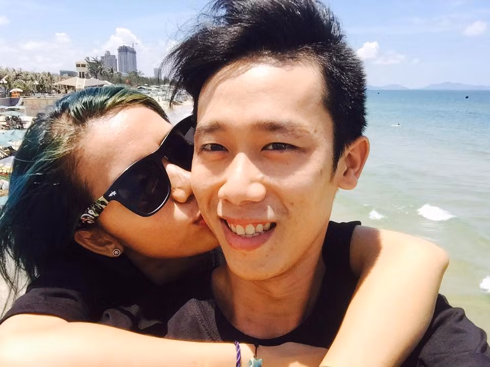 Và sau hơn 1 ngày đoạn clip nhảy trong đám cưới "chất lừ" được dân mạng Việt chia sẻ, lan truyền rộng rãi với những nhận xét tích cực, danh tính của cô dâu, chú rể cũng đã được phát hiện. Cô dâu trong trang phục váy xẻ lệch rất gợi cảm, có động tác nhảy rất chuyên nghiệp trong clip là Thy Trần, còn chú rể là Quốc Kiên. Hai người đã cùng nhau nhảy trên nền bản nhạc mix "Mình thích thì mình yêu thôi" tạo nên bầu không khí vô cùng sôi động cho lễ thành hôn.