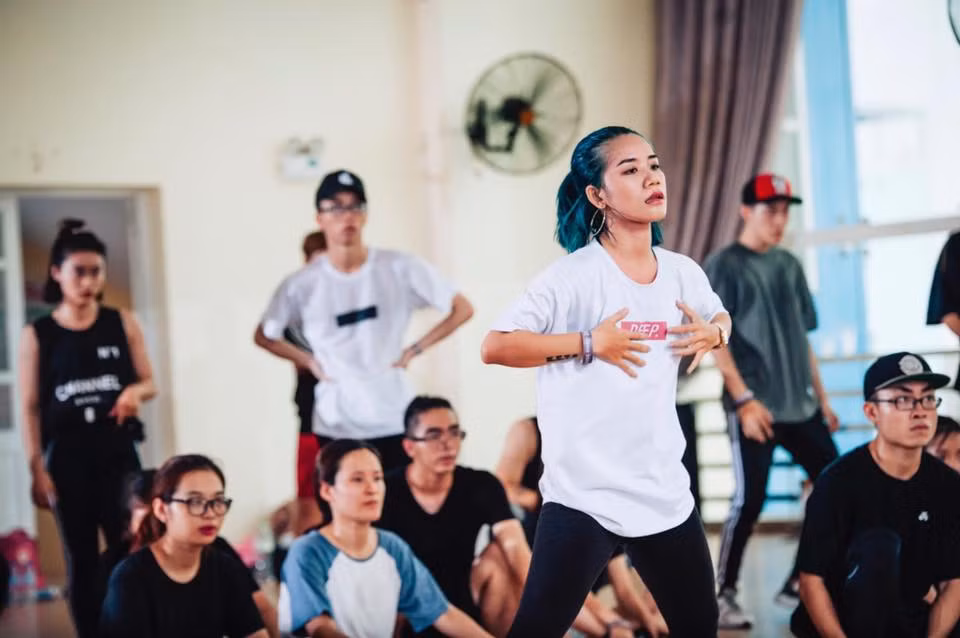 Với những bạn trẻ đam mê vũ đạo, làm việc liên quan đến môn nhảy ở Sài Gòn, cái tên Thy Trần chắc chắn đã không còn quá xa lạ. Thy Trần là một vũ công chuyên nghiệp, một cô giáo dạy nhảy khá có tiếng ở TP HCM. Không chỉ có kinh nghiệm nhiều năm tập luyện, biểu diễn... Thy Trần còn được biết đến với khả năng biên đạo cực đỉnh. Cô cũng là tác giả của rất nhiều tiết mục nhảy, múa đặc sắc được biểu diễn trong những chương trình, sự kiện lớn, nổi bật.