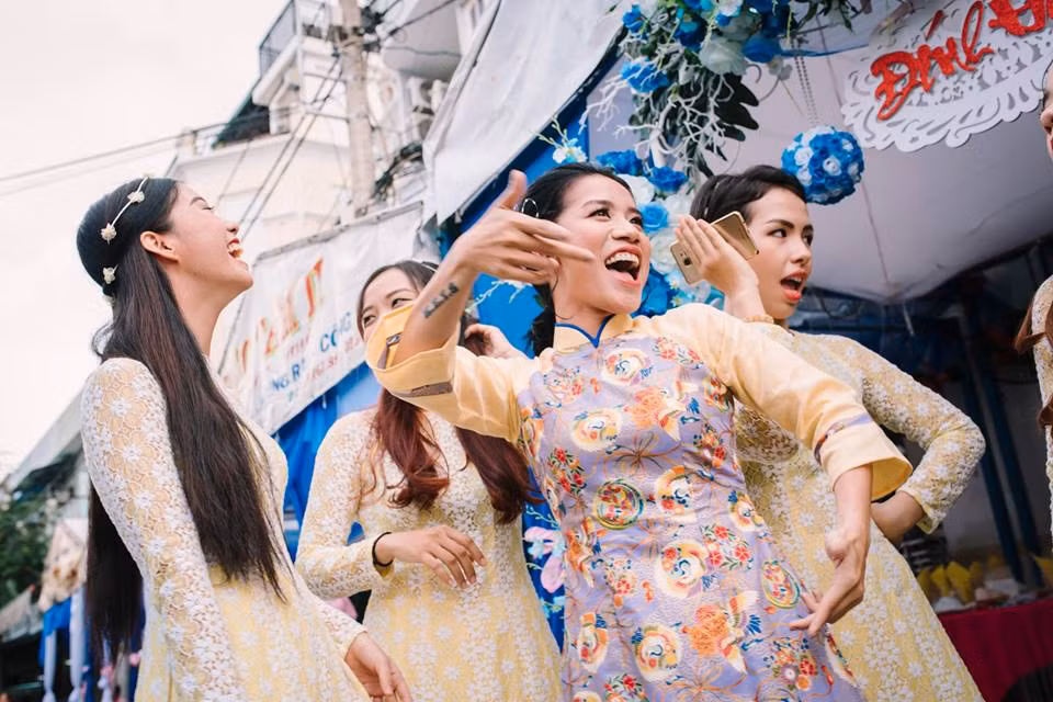 Riêng với tiết mục nhảy trong đám cưới vừa qua, Thy Trần muốn gửi gắm ý nghĩa, lời khẳng định cô và Quốc Kiên đã gặp được người bạn đời tâm đầu ý hợp với mình. "Mình thích thì mình yêu thôi" cũng là lời tuyên bố, câu mô tả về tình yêu mang đậm những nét tự nhiên, rực rỡ sắc màu tuổi trẻ của cặp đôi này. SNB Wedding Photography.