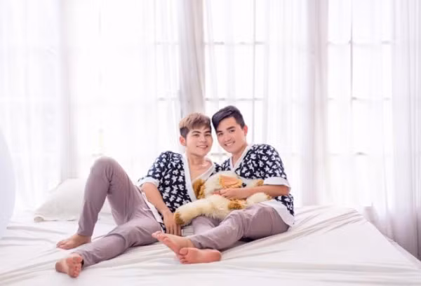 Dù pháp luật về người đồng tính đã có nhiều thay đổi sau vài năm qua nhưng ở Việt Nam vẫn chưa có nhiều cặp đôi đồng tính nam, nữ mạnh dạn công khai mối quan hệ tình cảm cũng như cùng nhau đi đến hôn nhân. Lý do của điều này có lẽ luôn nằm ở con mắt, cách nhìn nhận cũng như những định kiến tồn tại từ lâu của cộng đồng, xã hội... dù đã có nhiều thay đổi nhưng cho đến nay vẫn luôn có một bộ phận người không thích, thậm chí vẫn còn kỳ thị với người đồng tính.