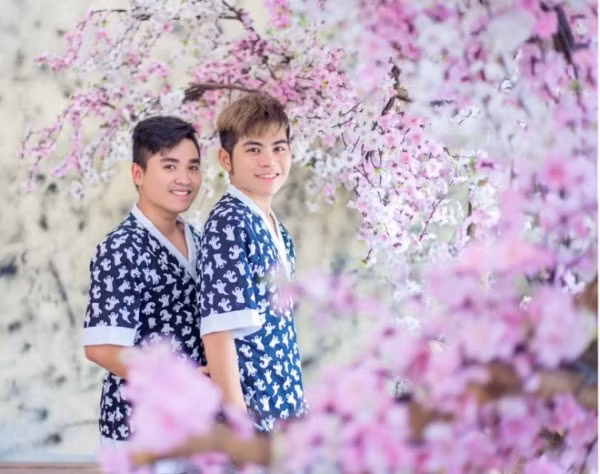 Trần Trọng Nghĩa và Lê Văn Cường quyết định tổ chức đám cưới với sự đồng thuận của gia đình không chỉ để tìm kiếm hạnh phúc thực sự cho mình mà còn muốn khẳng định những người đồng tính luôn có quyền được sống, được yêu thương một cách thiết thực như bao người khác. "Người đồng tính cũng là con người như bao người khác, đừng kì thị và xa lánh họ. Quan trọng là bạn hãy làm những gì mình thích, miễn không trái với lương tâm là được”, Lê Văn Cường chia sẻ.