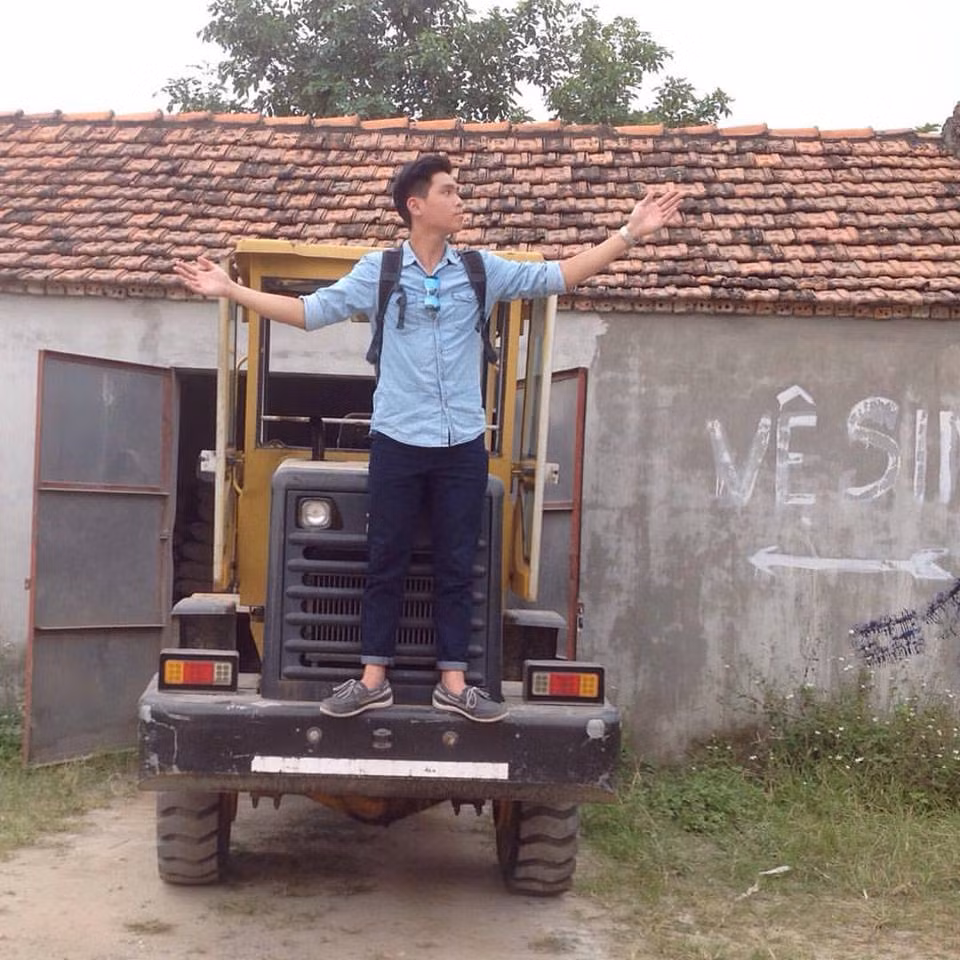 Việc được đông đảo dân mạng, nhiều bạn trẻ từ khắp mọi nơi quan tâm và nhắn tin khiến Hoàng cảm thấy được an ủi một phần. Tuy nhiên do việc công khai số điện thoại ở quá nhiều nơi nên Hoàng sau đó cũng phải gánh chịu một vài điều phiền phức. Đáng nói nhất là việc điện thoại của Hoàng trong vài ngày nay luôn ở trong tình trạng "ùn tắc" tin nhắn và liên tục có những cuộc gọi đến từ các số lạ.