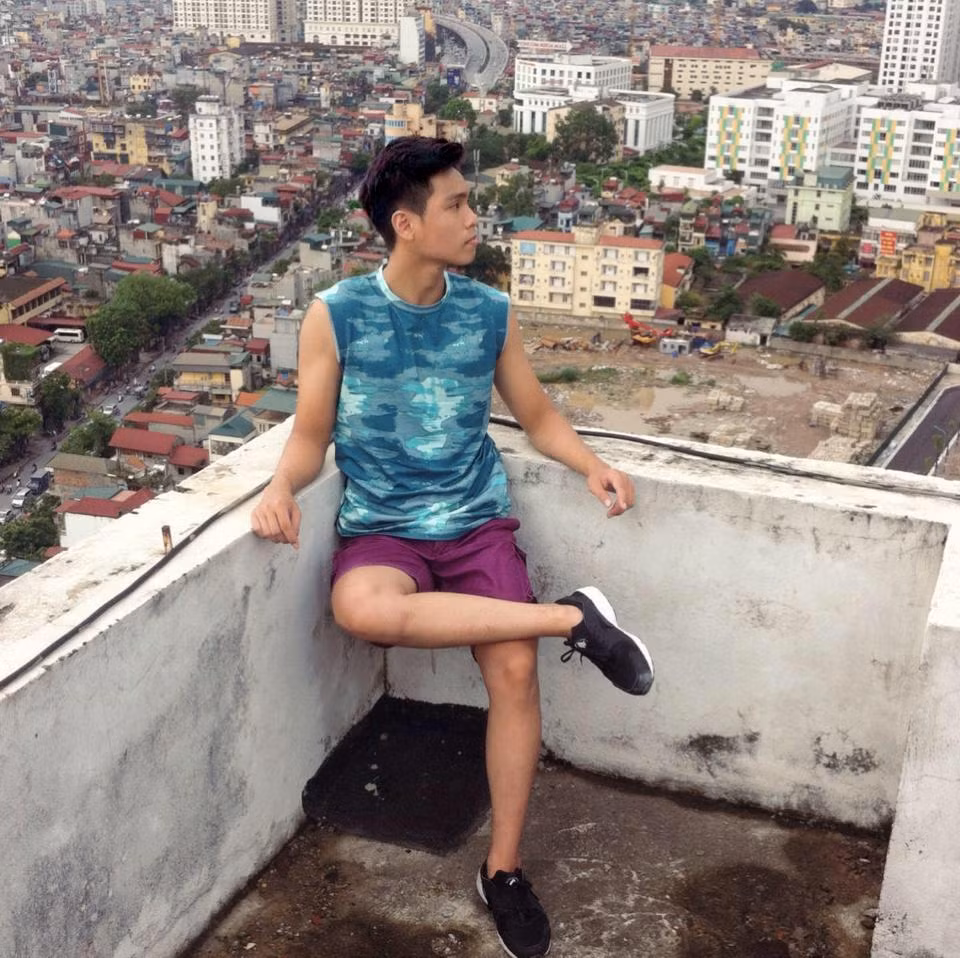 Ban đầu, nhiều người cho rằng những mảnh giấy "thính" mà Nguyễn Huy Hoàng, sinh năm 1998, sinh viên năm nhất trường Đại học Giao thông Vận tải Hà Nội chỉ là một trò đùa. Nhưng khi trò chuyện, hỏi thăm Hoàng mới biết anh chàng này "nói là làm". Do đang rất muốn có bạn gái nhưng lại ngại nhất khâu mở lời làm quen nên chàng nam sinh 9X đã quyết định in hàng trăm tờ giấy có tên, số điện thoại của mình kèm theo lời ngỏ xin làm quen để đi phân phát khắp nơi.