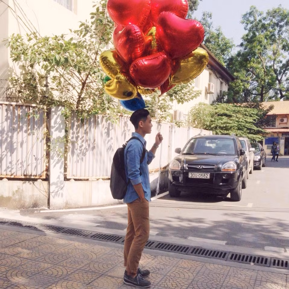 Vốn là một người rất thẳng tính và hài hước, Huy Hoàng thừa nhận cậu không ngại bị nhận xét là "thả thính", dùng nhiều cách đặc biệt để người khác chú ý và làm quen với mình. Hoàng hiện đang là lớp phó trong lớp của mình, cao 1m78 và khá bảnh trai nhưng đến nay vẫn chưa tìm được một cô gái thực sự phù hợp để làm "nửa kia" của mình. Ngoài ra, cách đây vài ngày Hoàng vô tình bị một cô gái cậu bắt gặp trên đường "cướp mất hồn", ngại làm quen nên Hoàng đã phải nuối tiếc... nên đây là lý do chính để chàng trai này nghĩ ra chiêu in "tờ rơi thả thính".