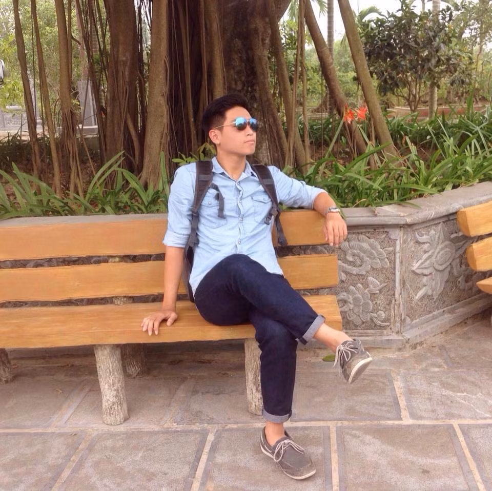 Những tờ giấy mà Huy Hoàng in giống như một dạng danh thiếp tối giản, hoặc cũng có thể được so sánh như một loại... tờ rơi quảng cáo. Ngoài tên, năm sinh, số điện thoại, Huy Hoàng còn để lại một dòng nhắn: "Cậu ơi cho tớ làm quen nhé!" trên những mảnh giấy mà cậu đã in với số lượng lớn, đi phân phát ở nhiều nơi trong suốt vài ngày qua. Trước màn " thả thính tìm gấu" cực táo bạo, cực "lầy" của Huy Hoàng, rất đông dân mạng đã có những phản ứng rất thú vị.