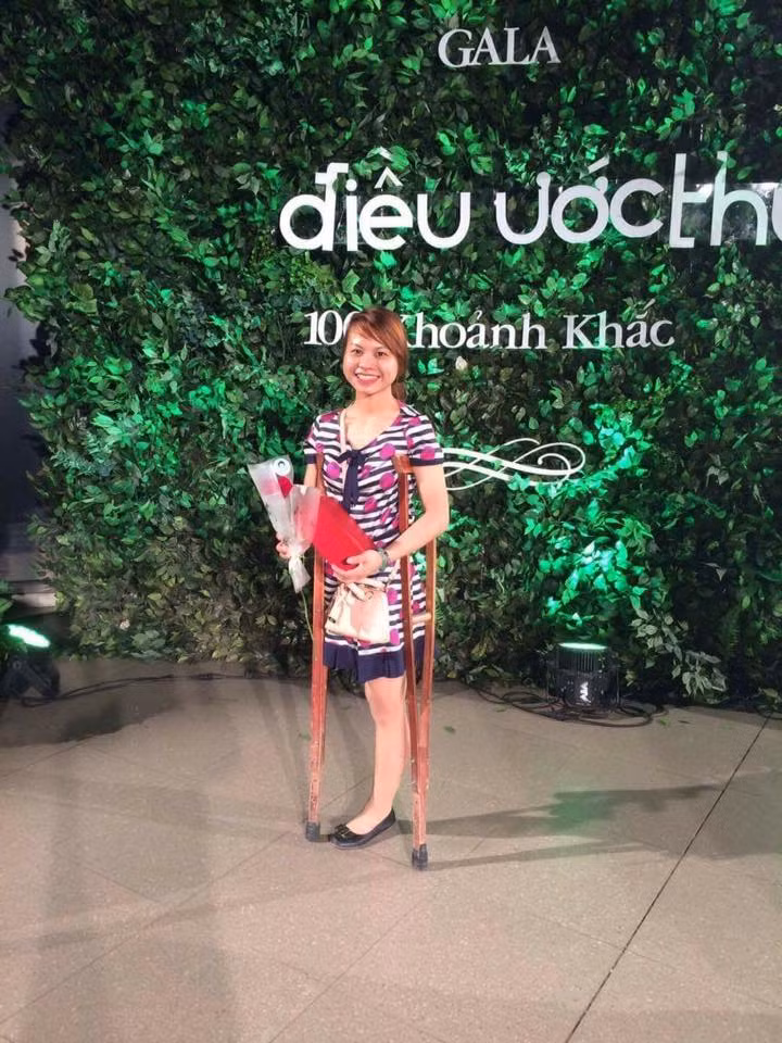 Cũng trong khoảng thời gian 8 tháng vừa qua, ngoại hình của Lệ Thu cũng có phần thay đổi theo hướng tích cực. Cô bạn ngày càng xinh đẹp, ngày càng tự tin hơn bất chấp việc chỉ còn đứng được bằng một bên chân. Cách lựa chọn trang phục trẻ trung, hài hòa khiến Lệ Thu trở nên thu hút, ưa nhìn hơn. Tuy nhiên, điều đáng khen ngợi nhất ở cô nàng là tâm lý tự tin, vui vẻ khi đối diện với mọi hoàn cảnh, mọi công việc.